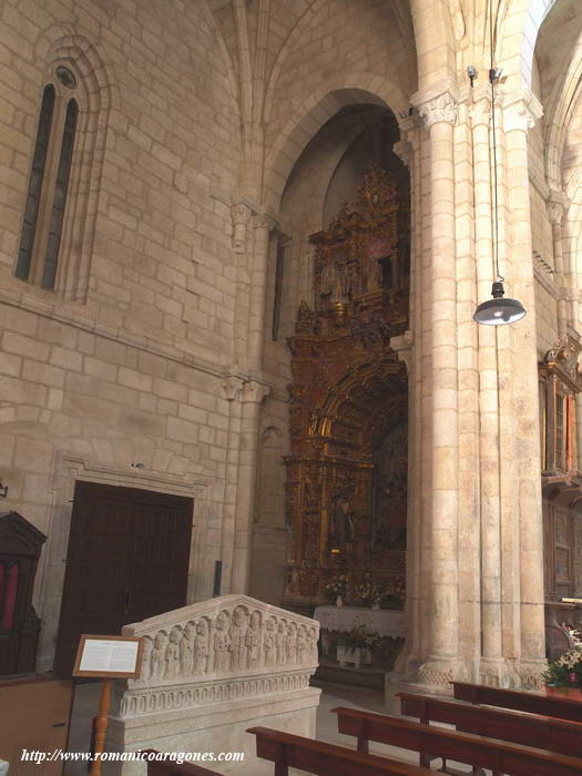 DETALLE DE LA UBICACIÓN DEL RETABLO PÉTREO, TRAS LA VERJA